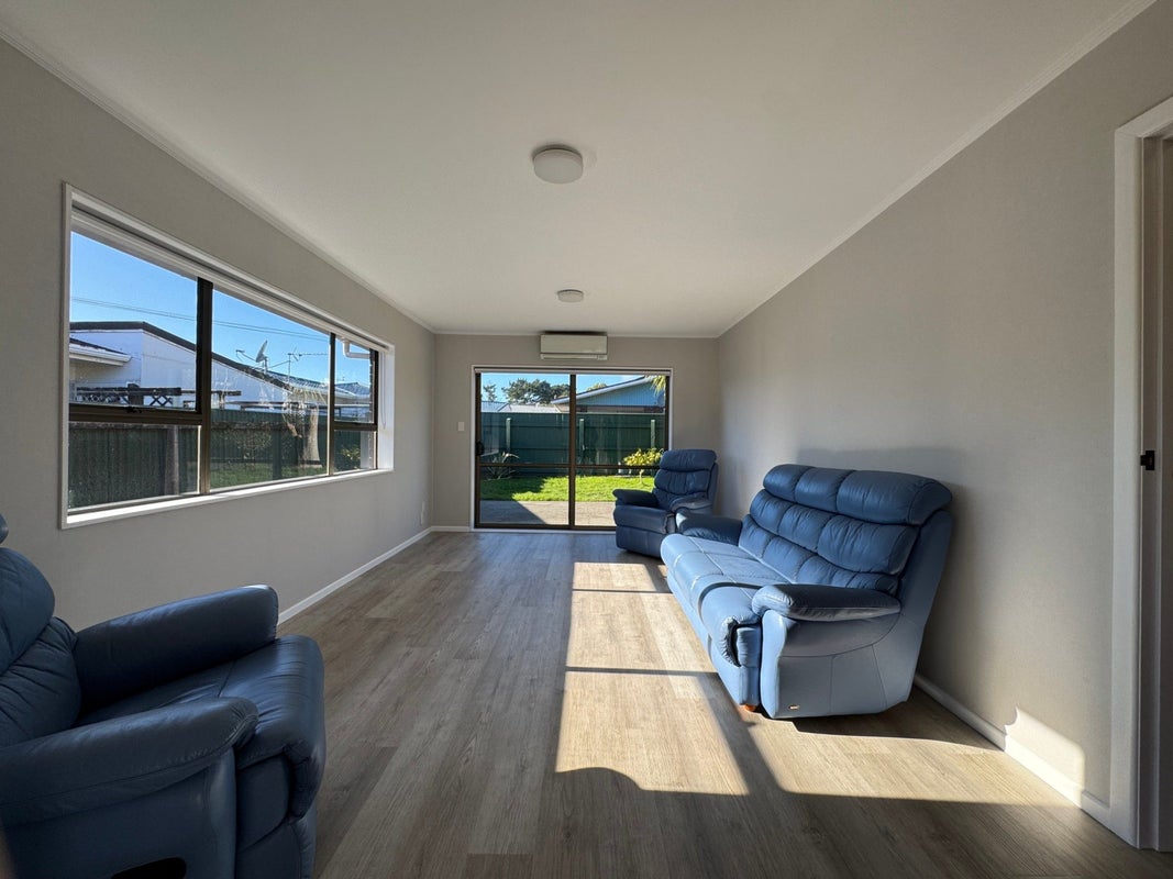 2/145 Tukapa Street, Westown, New Plymouth - Carousel 1