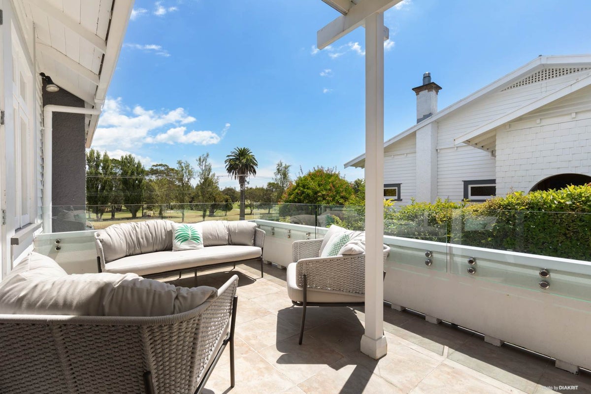 1/30 Wairoa Road, Narrow Neck, Auckland - Carousel 2