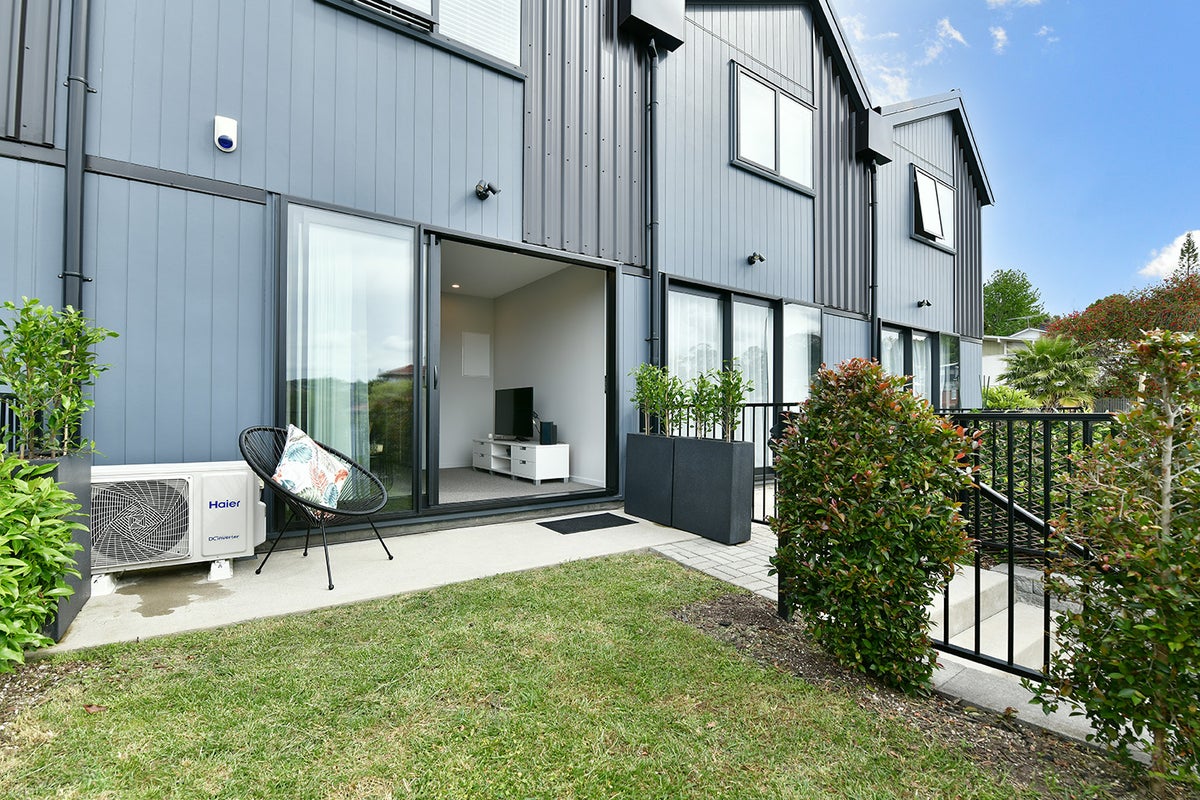 49C Hatherlow Street, Glenfield, Auckland - Carousel 1