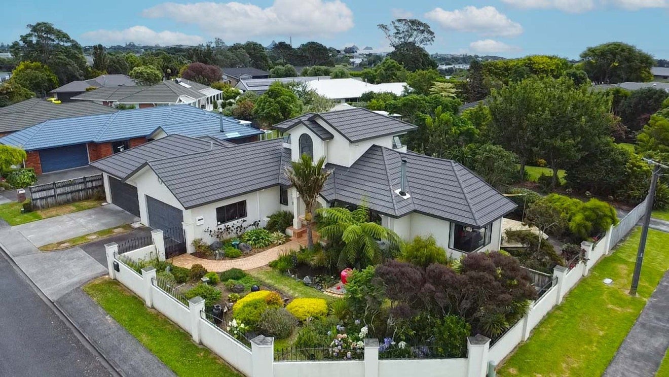 2 Royal Heights, Glen Avon, New Plymouth - Carousel 1