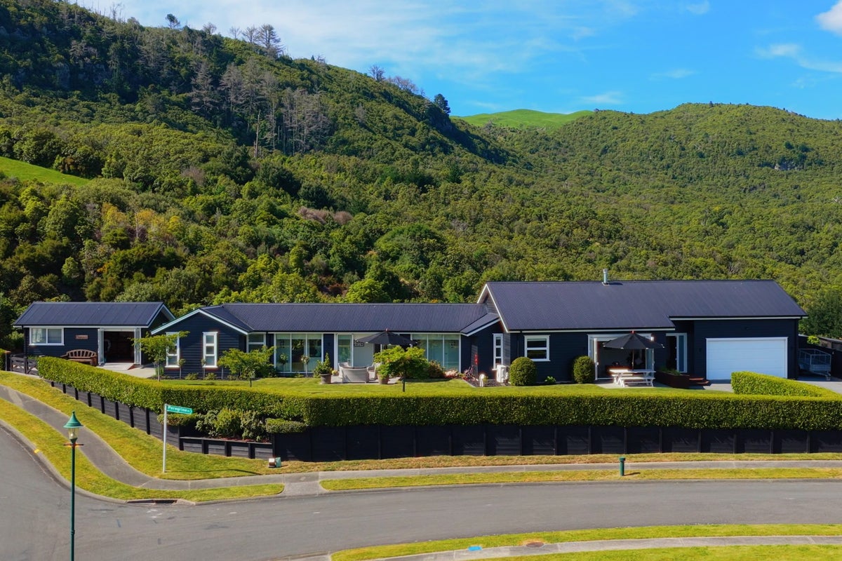 1 Peregrine Place, Kinloch, Taupo - Carousel 1