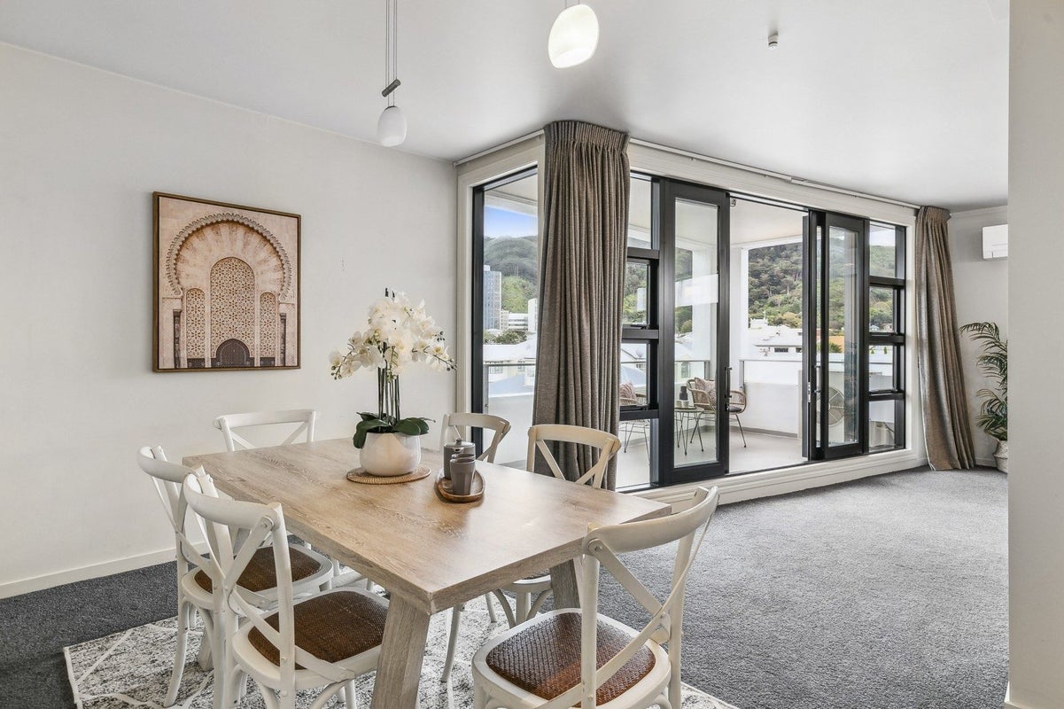 8/125 Thorndon Quay, Pipitea, Wellington - Carousel 2