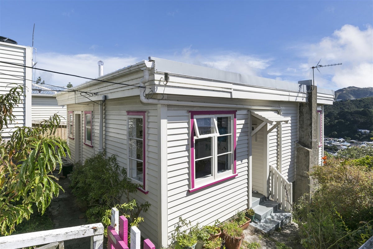 24 Hudson Street, Island Bay, Wellington - Carousel 1