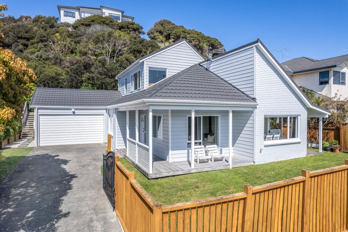 33 Spyglass Lane, Whitby, Porirua - Carousel 1