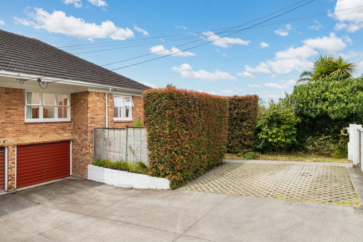 2/93 East Coast Road, Castor Bay, Auckland - Carousel 2