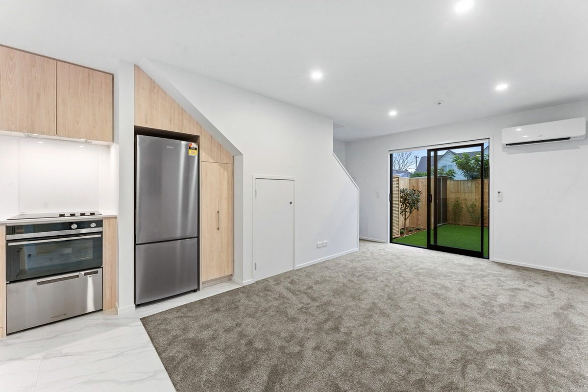 16/10 Fathom Place, Te Atatu Peninsula, Auckland - Carousel 1
