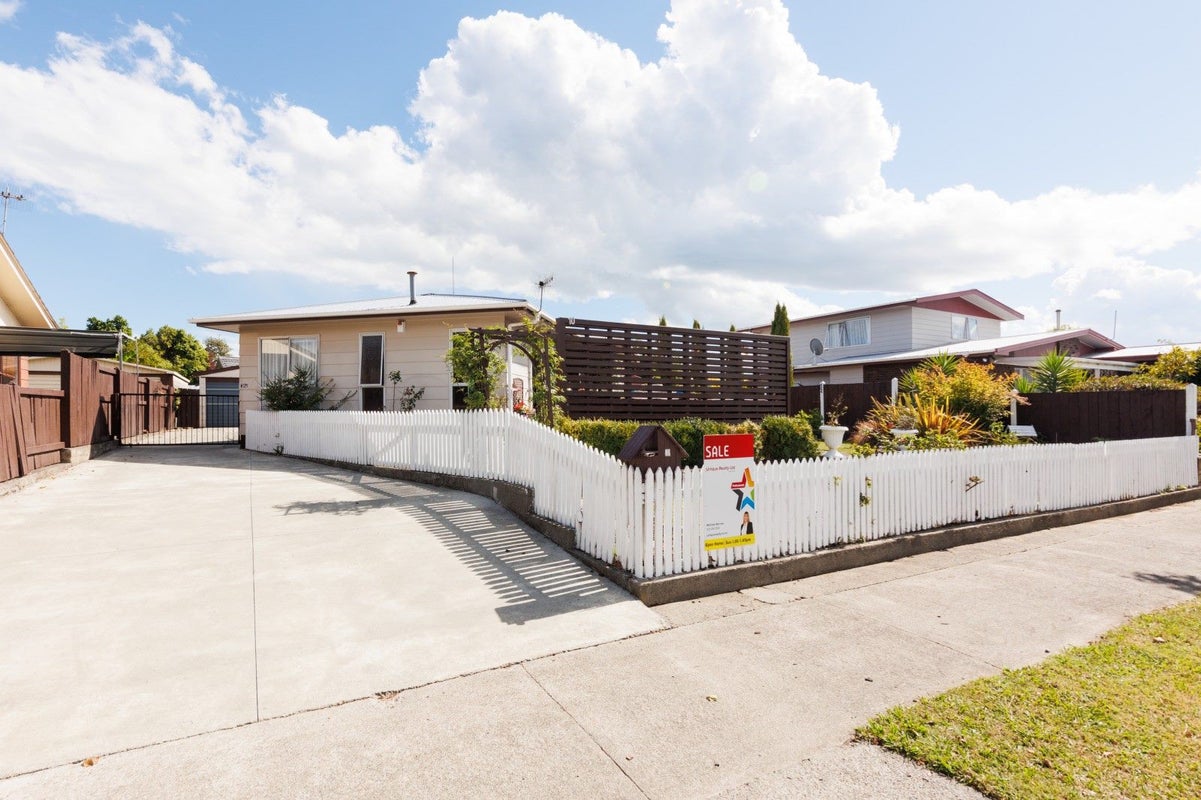 10 Hillcrest Drive, Kelvin Grove, Palmerston North - Carousel 21
