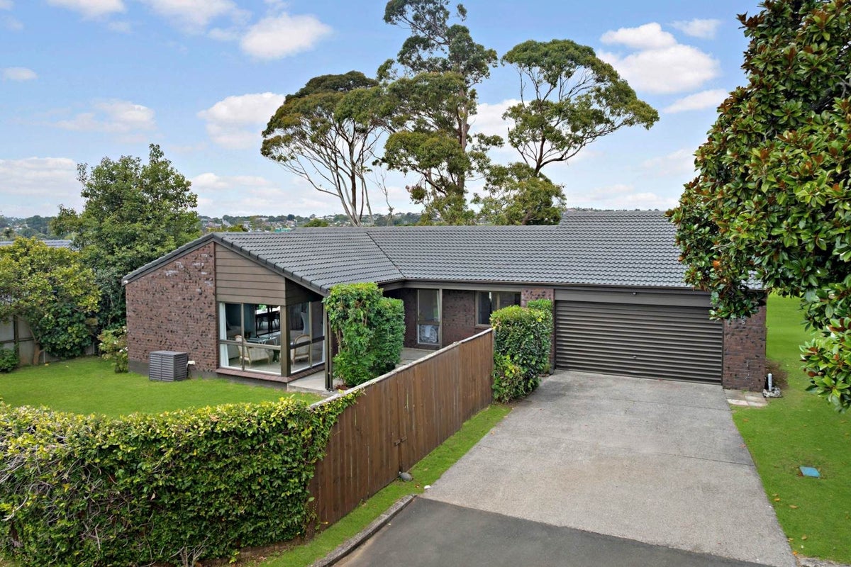 6 Baronie Court, Half Moon Bay, Auckland - Carousel 1