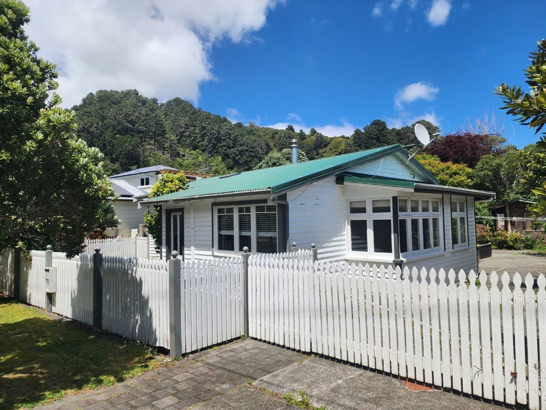 6 Nikau Street, Eastbourne, Lower Hutt - Carousel 1