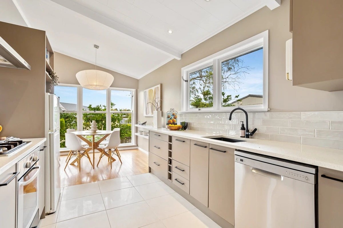 8 Reiman Street, New Lynn, Auckland - Carousel 2