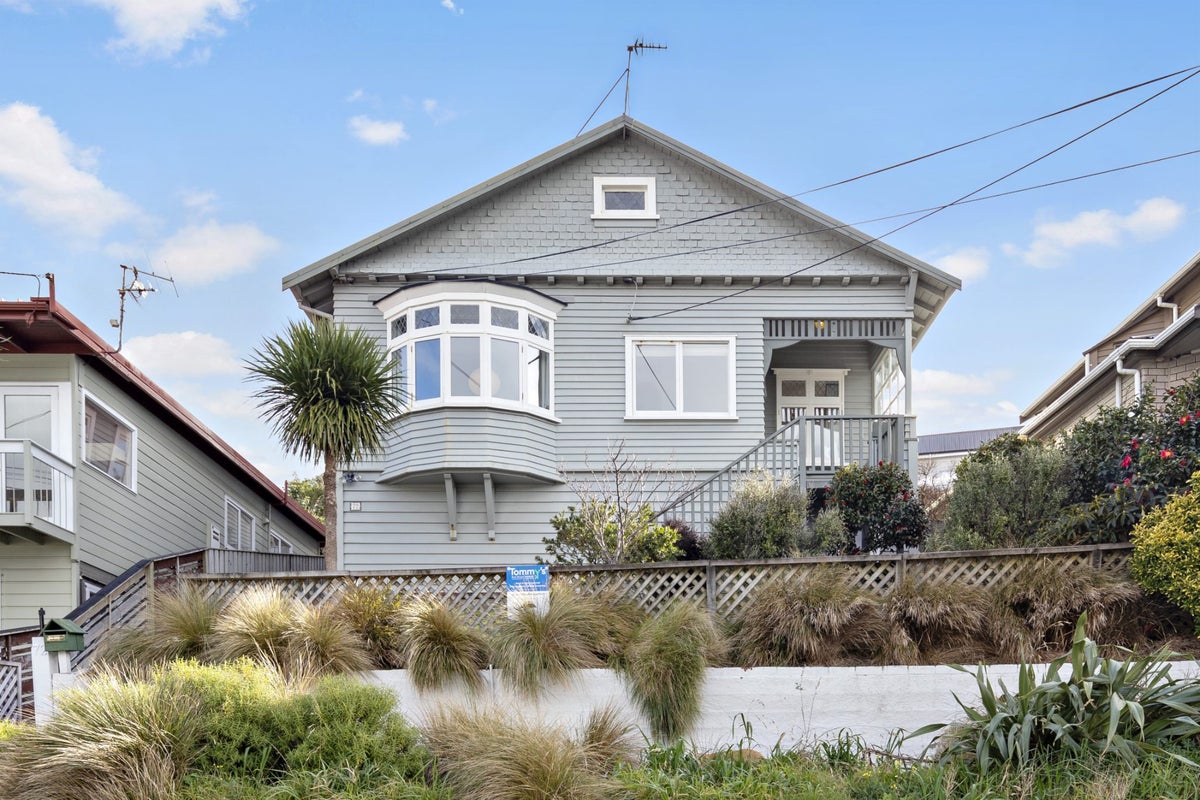 72 Eden Street, Island Bay, Wellington - Carousel 1