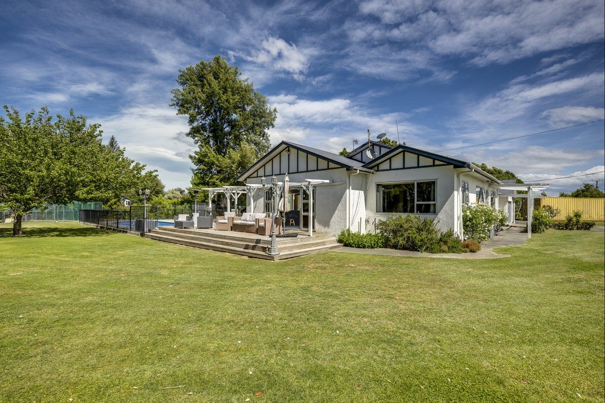 16 The Loop, Meeanee, Napier - Carousel 1