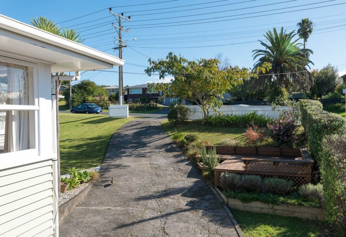 15 Kelwyn Road, Kelston, Auckland - Carousel 16