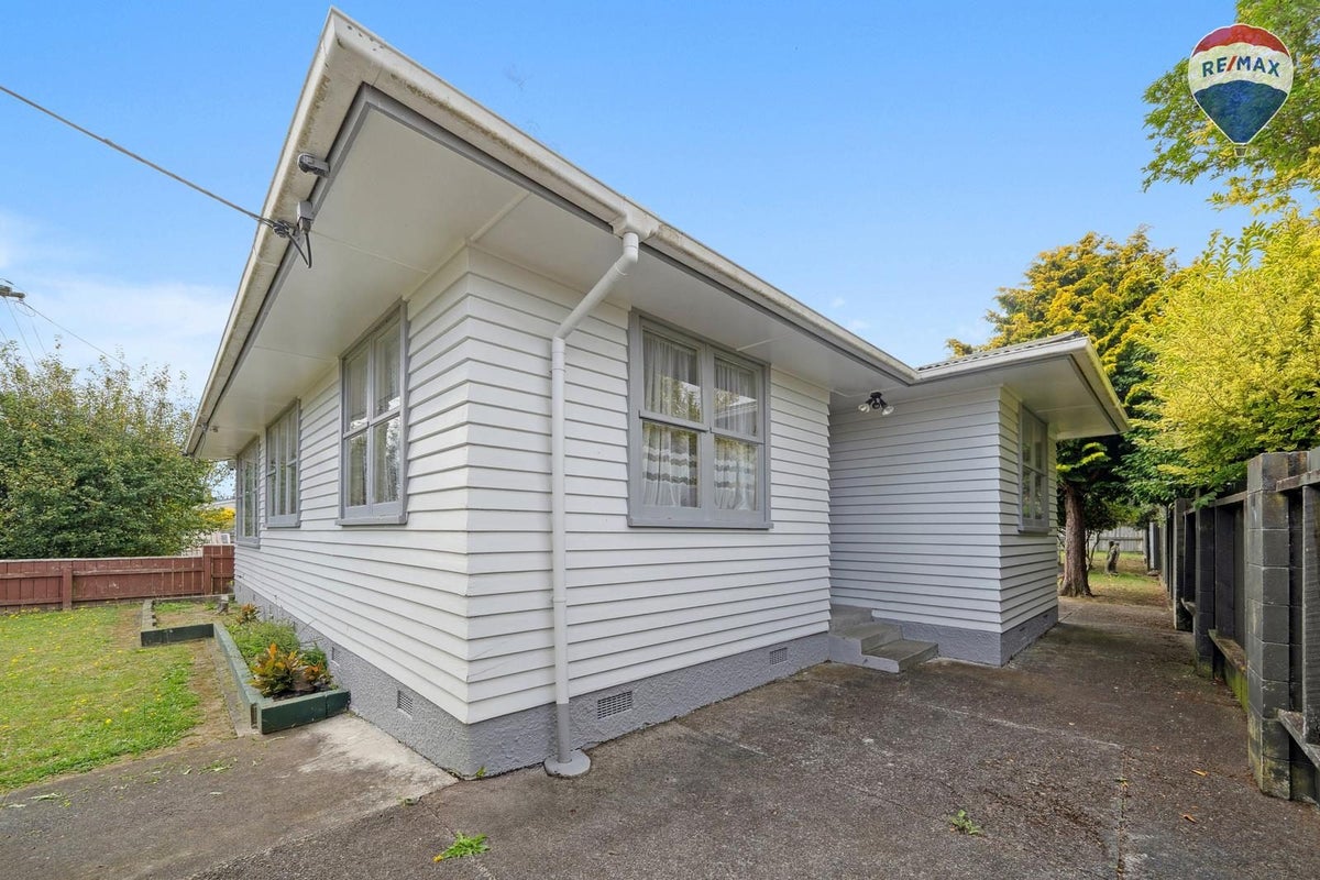 4 Benge Crescent, Clouston Park, Upper Hutt - Carousel 1