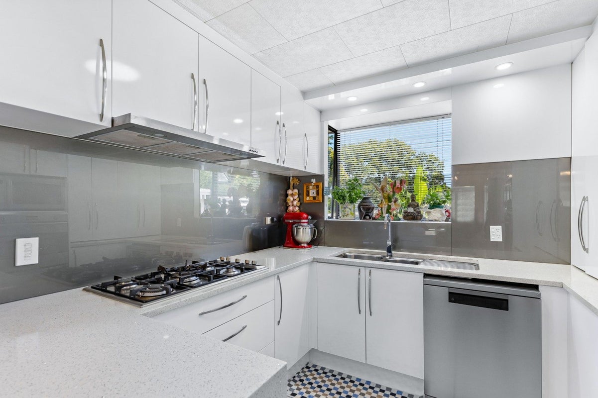 15 Marinich Drive, Ranui, Auckland - Carousel 2