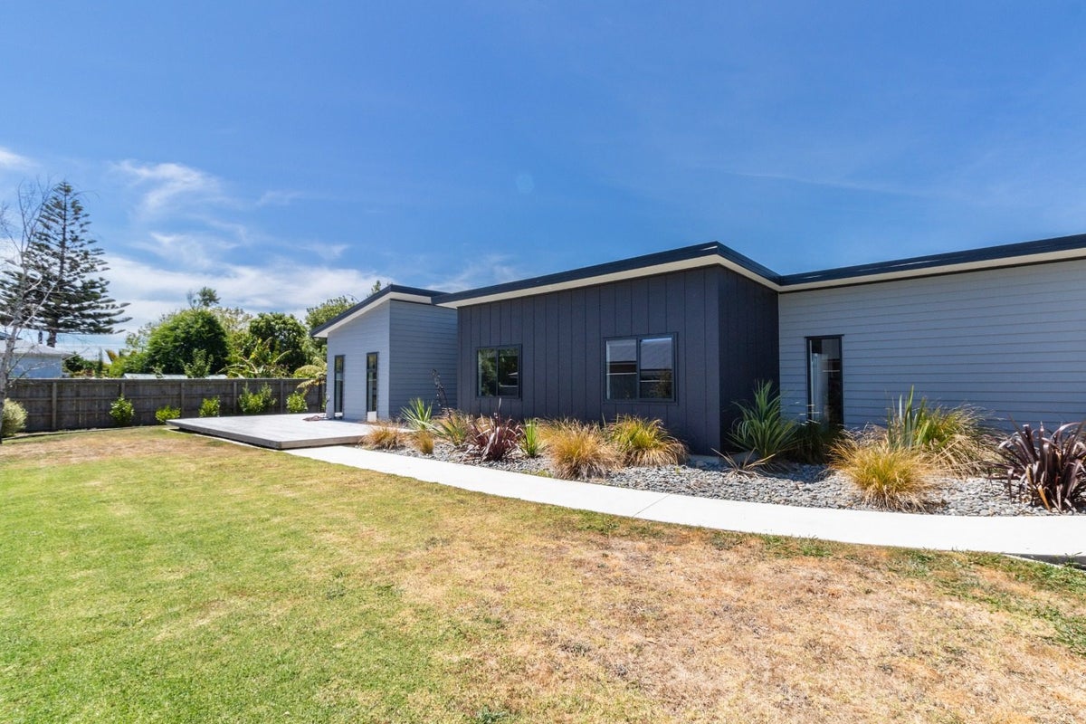 100 Atkinson Avenue, Otaki Beach, Otaki - Carousel 1
