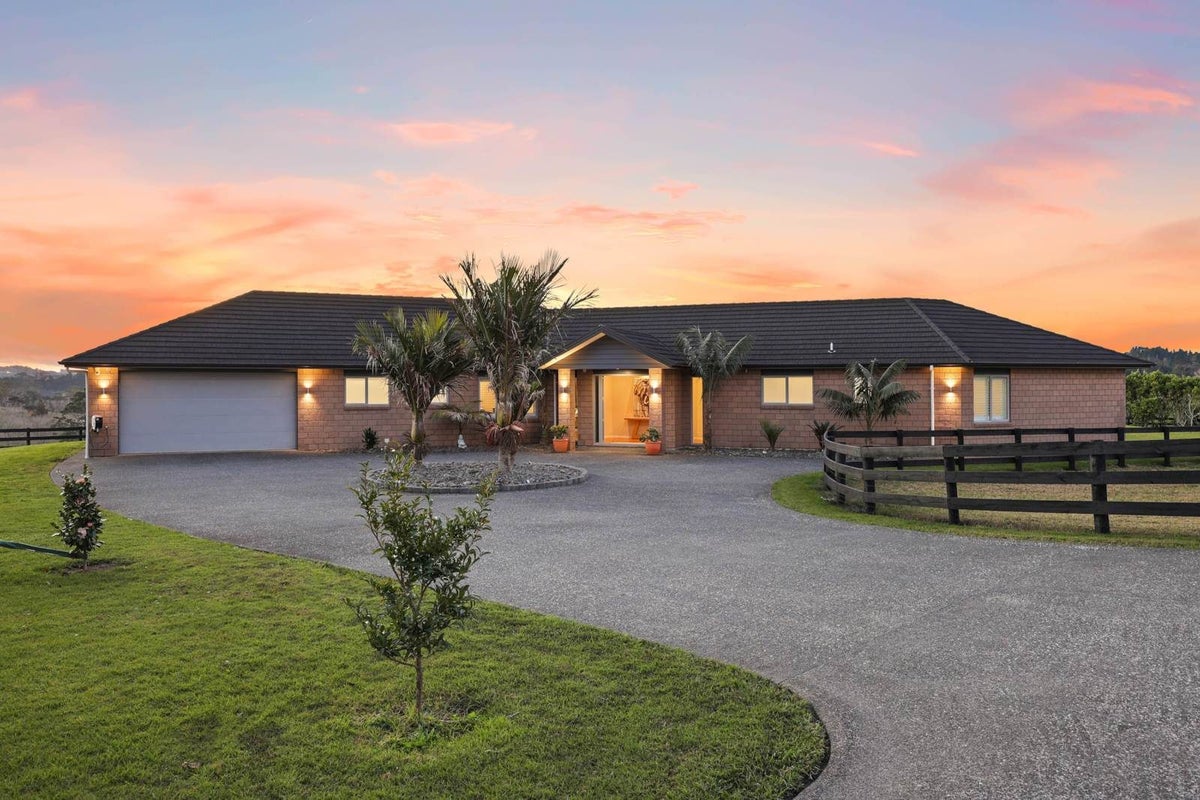 10 Joblin Road, Silverdale - Carousel 1