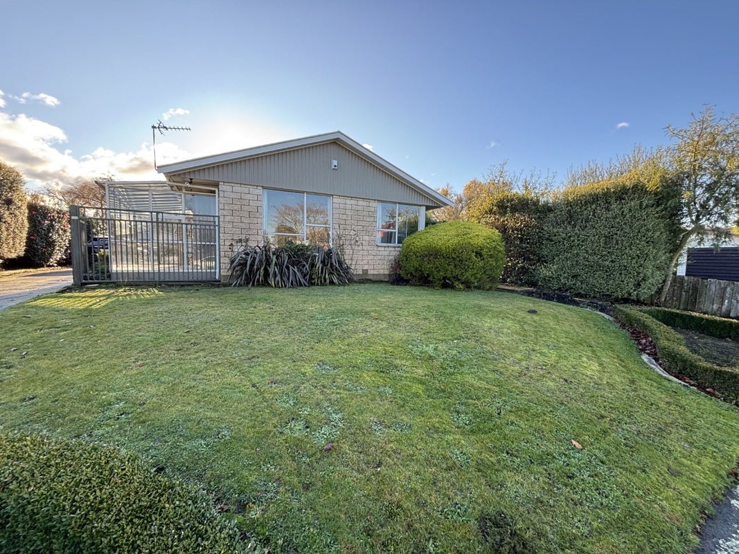 62 Warren Crescent, Hillmorton, Christchurch - Carousel 1