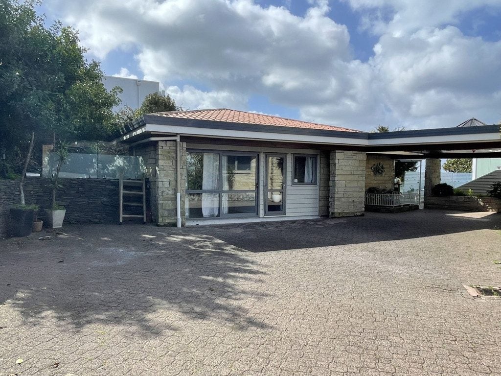 13 Deanna Drive, West Harbour, Auckland - Carousel 1