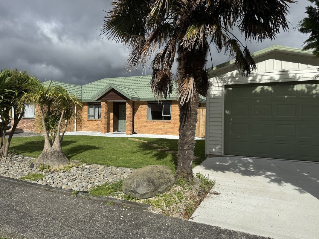 36 Mary Huse Grove, Manor Park, Lower Hutt - Carousel 1