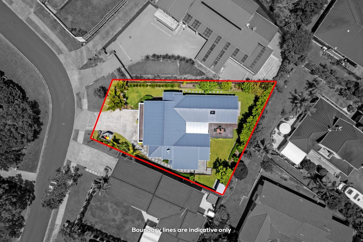 12 Raphael Place, West Harbour, Auckland - Carousel 1