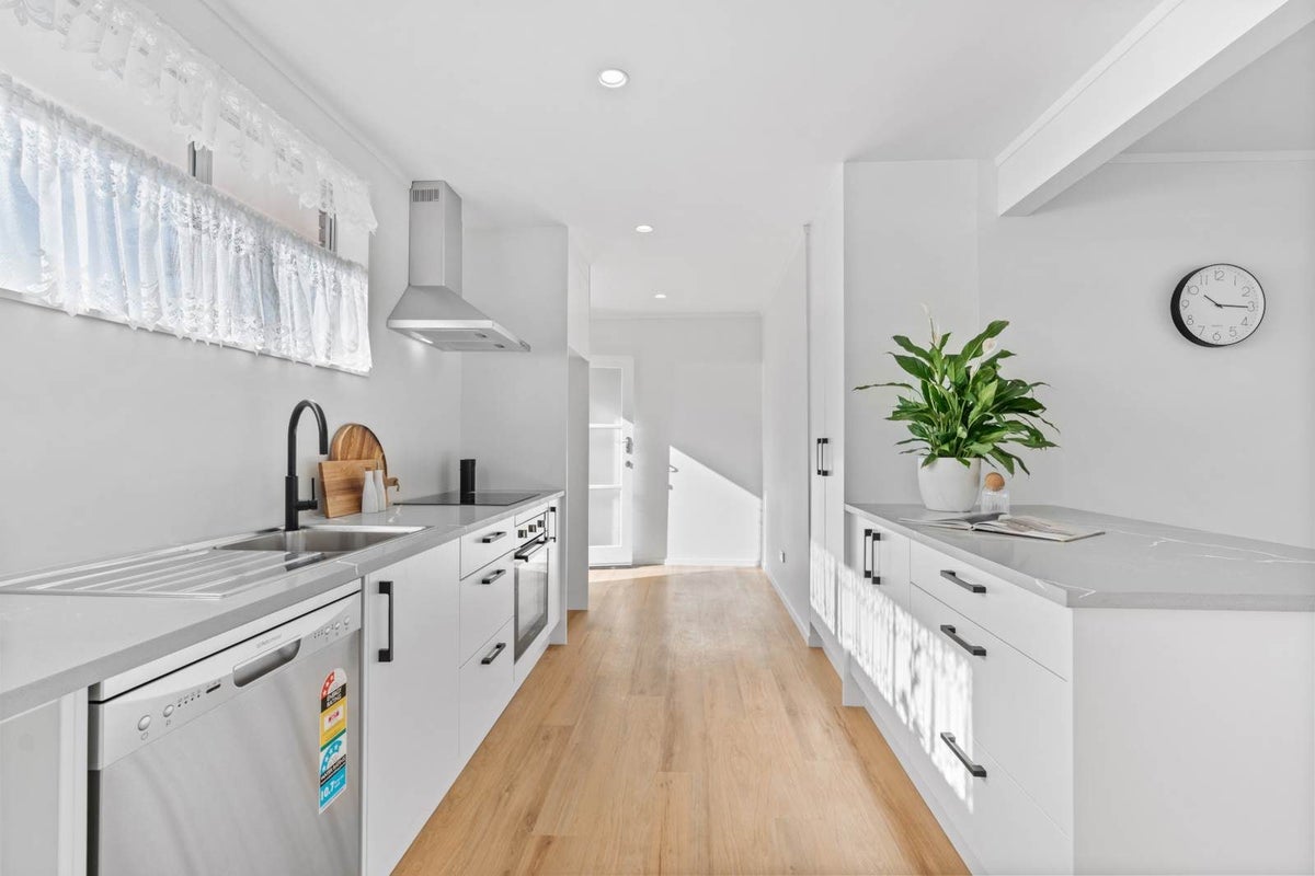 2/28A Holly Street, Avondale, Auckland - Carousel 2