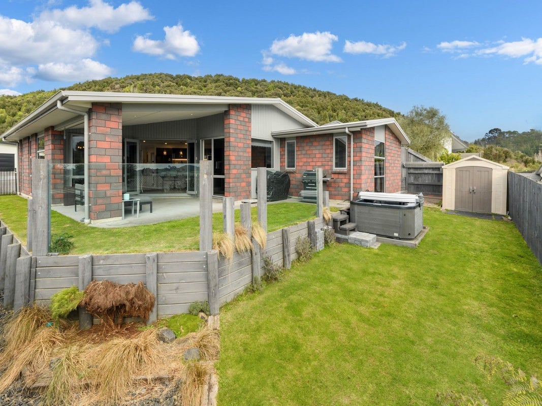 20 Rochfort Crescent, Pyes Pa, Tauranga - Carousel 2