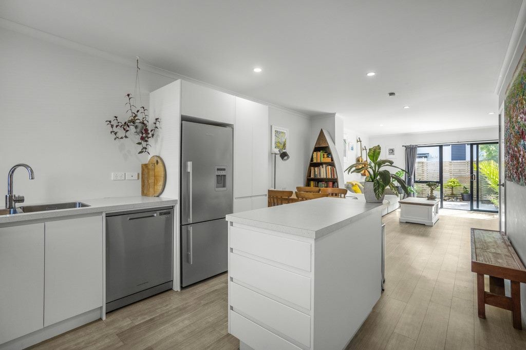 15/9 Surrey St, Tawa, Wellington - Carousel 1