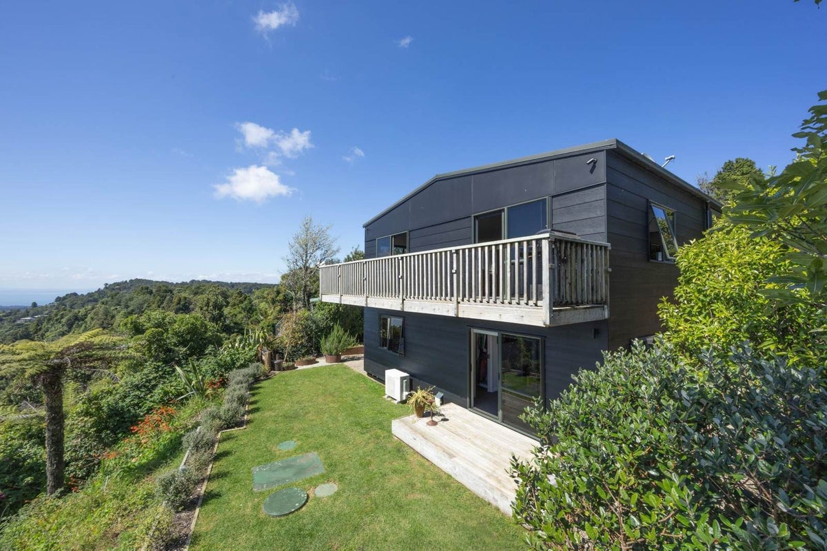 5 Brabant Road, Waiatarua, Auckland - Carousel 1