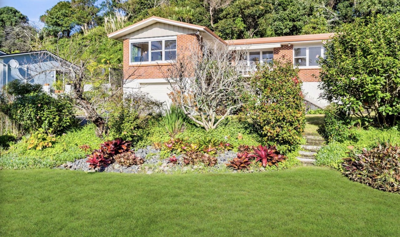 7 Luke Place, Eastern Beach, Auckland - Carousel 1