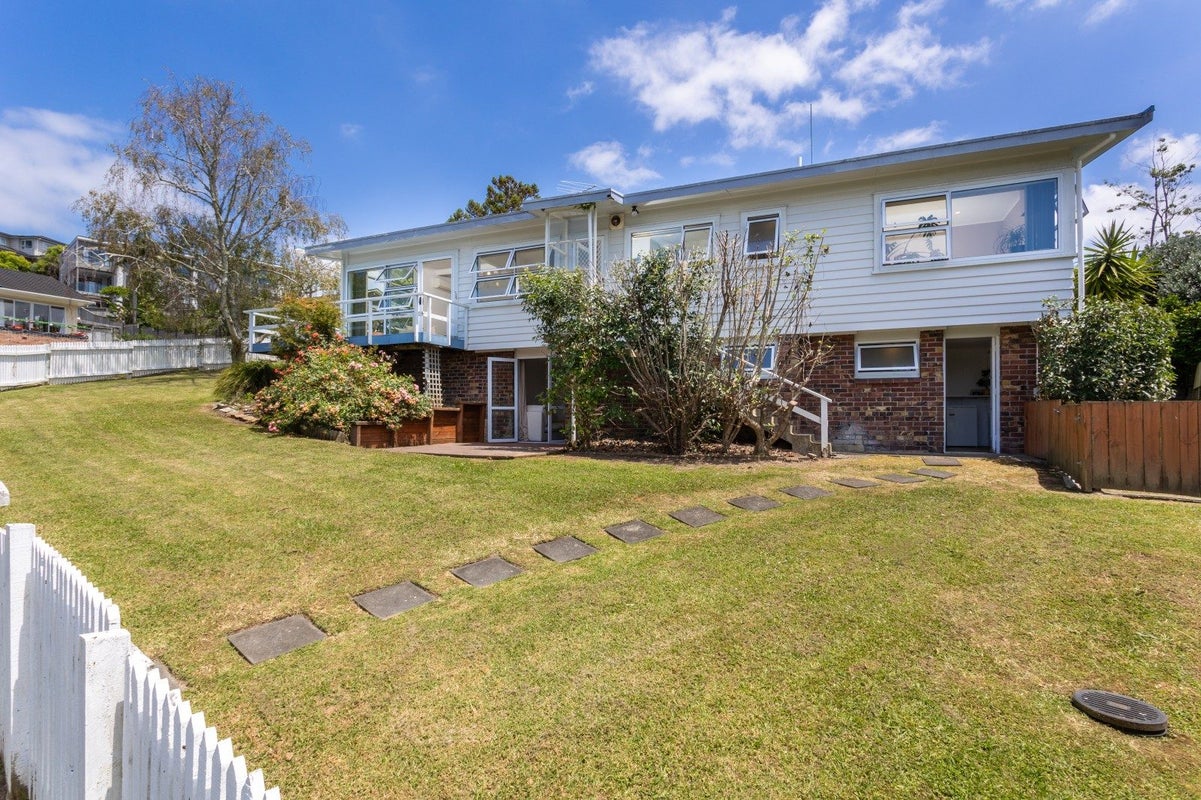 18 Deuxberry Avenue, Northcote, Auckland - Carousel 1