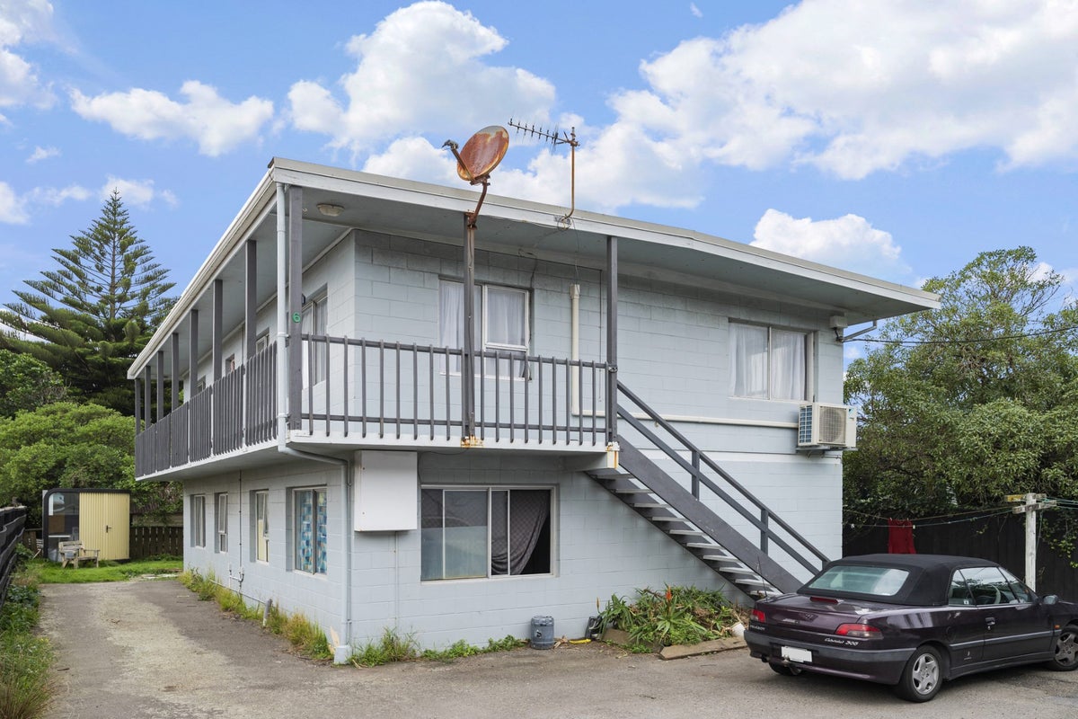 6/175 Queens Drive, Lyall Bay, Wellington - Carousel 1