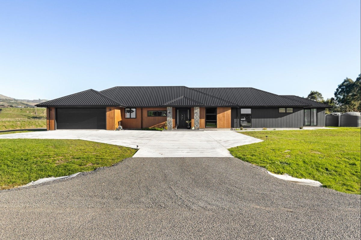230 Valley Views, Fitzherbert, Palmerston North - Carousel 1