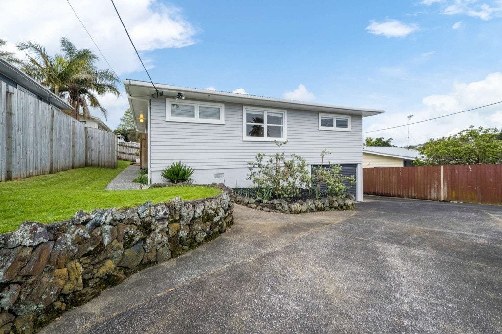 1/23 Levesque Street, Birkdale, Auckland - Carousel 1