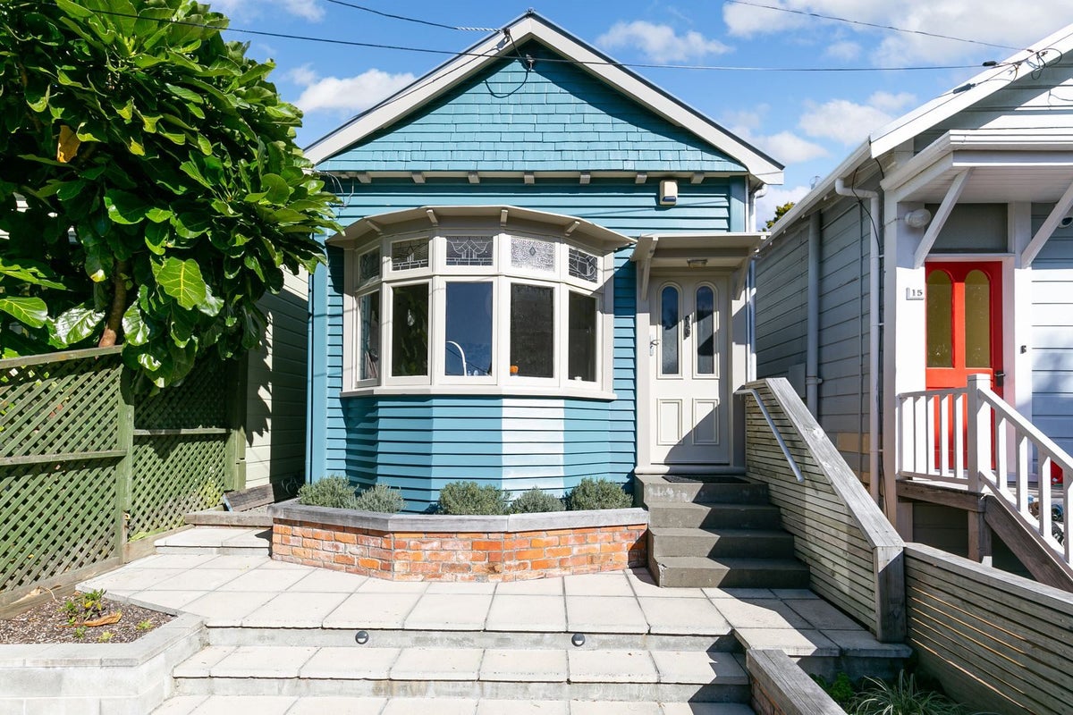 13 Tainui Terrace, Mount Cook, Wellington - Carousel 1