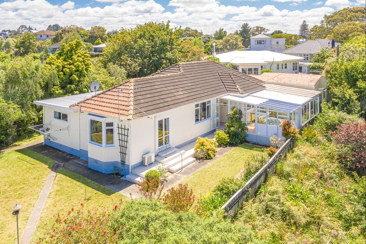 6 Bristow Street, Saint Johns Hill, Whanganui - Carousel 1