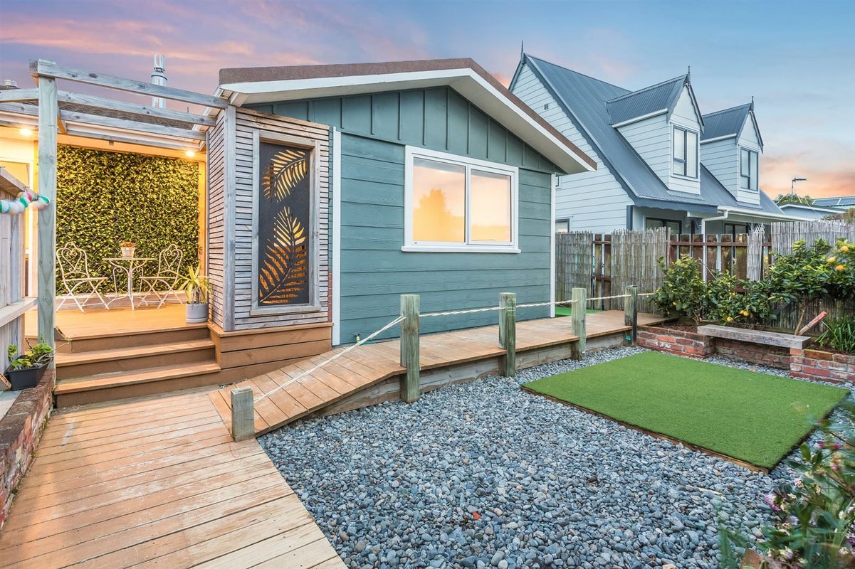 10 Trispen Place, Camborne, Porirua - Carousel 1