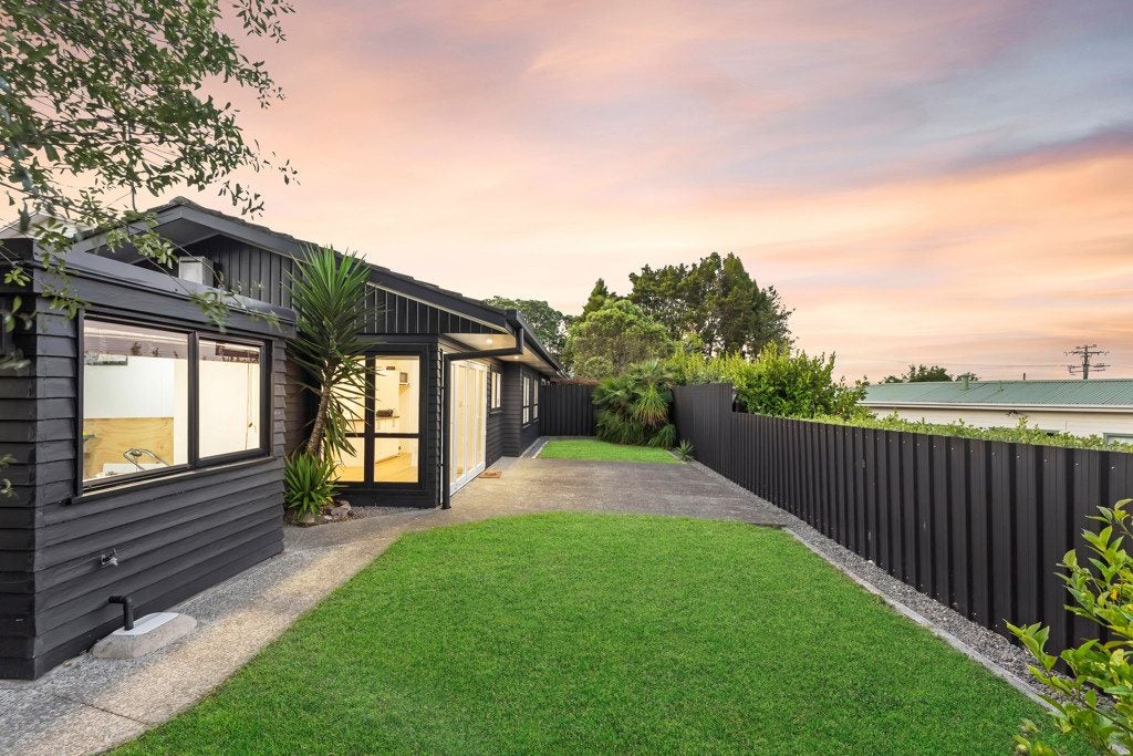 2/44 Waimumu Road, Massey, Auckland - Carousel 2