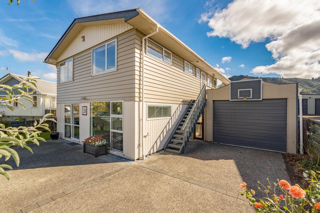 19 Kentucky Street, Totara Park, Upper Hutt - Carousel 1