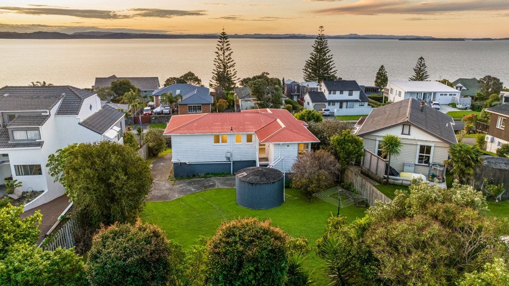 61 Pacific Parade, Army Bay, Whangaparaoa - Carousel 2
