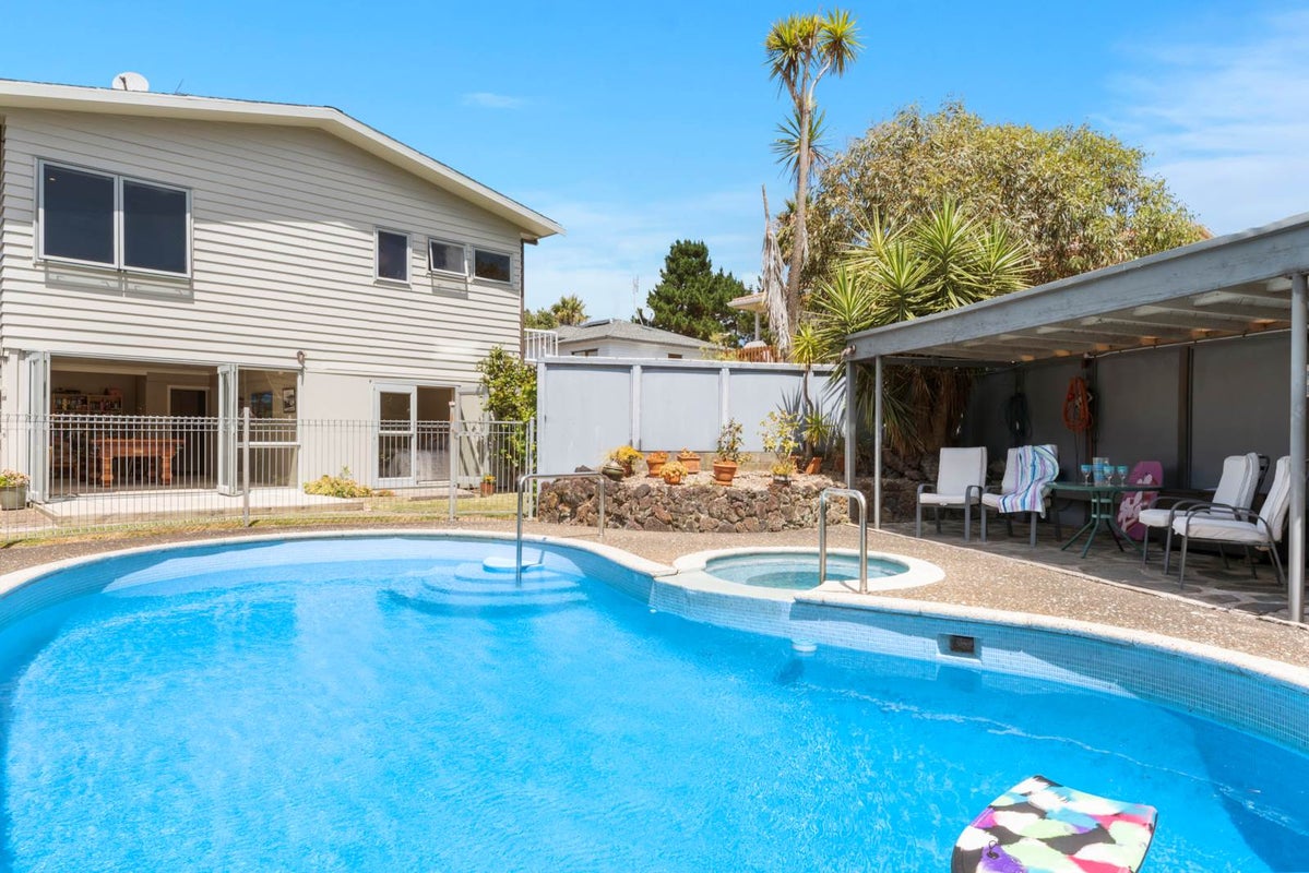 4/4 Commodore Parry Road, Castor Bay, Auckland - Carousel 2