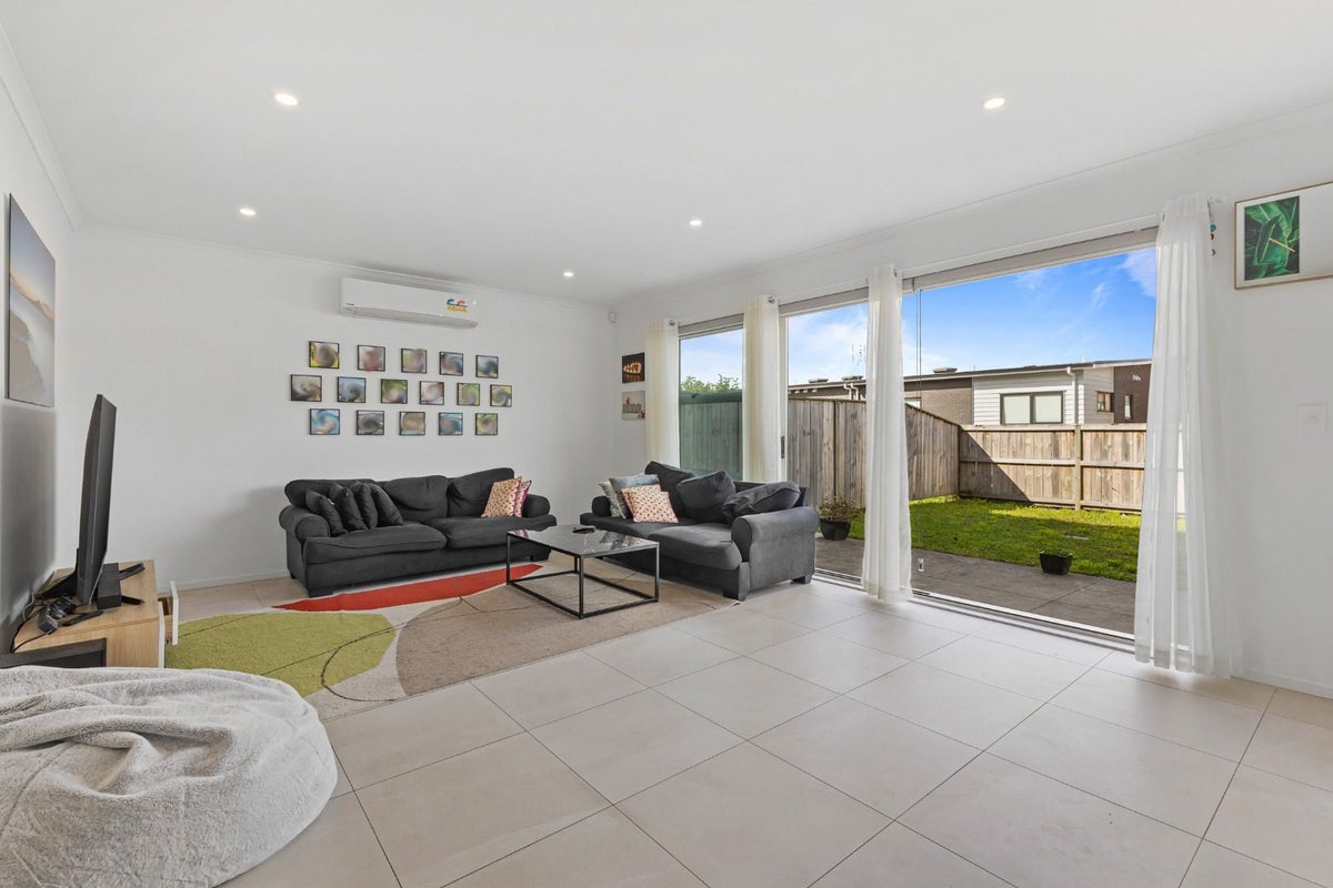 54 Vincent McGrath Crescent, Swanson, Auckland - Carousel 2