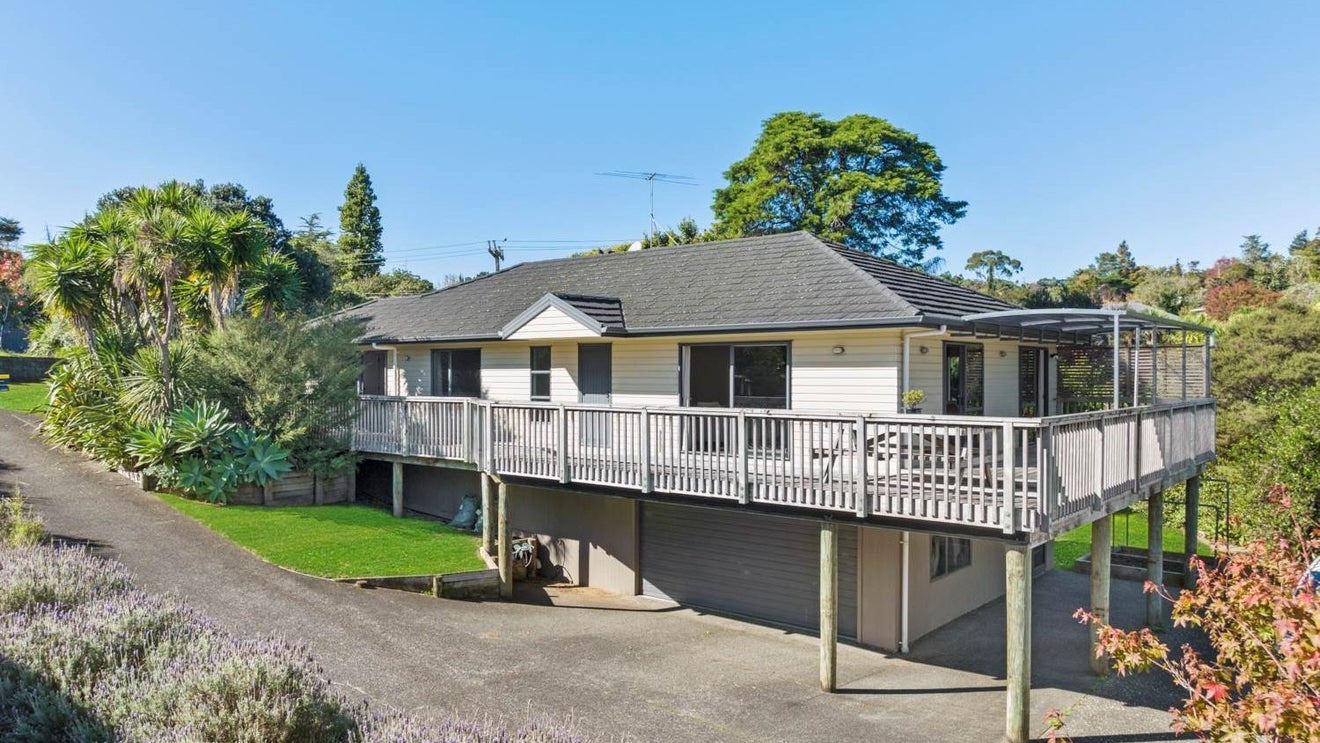 38 Norman Road, Titirangi, Auckland - Carousel 1