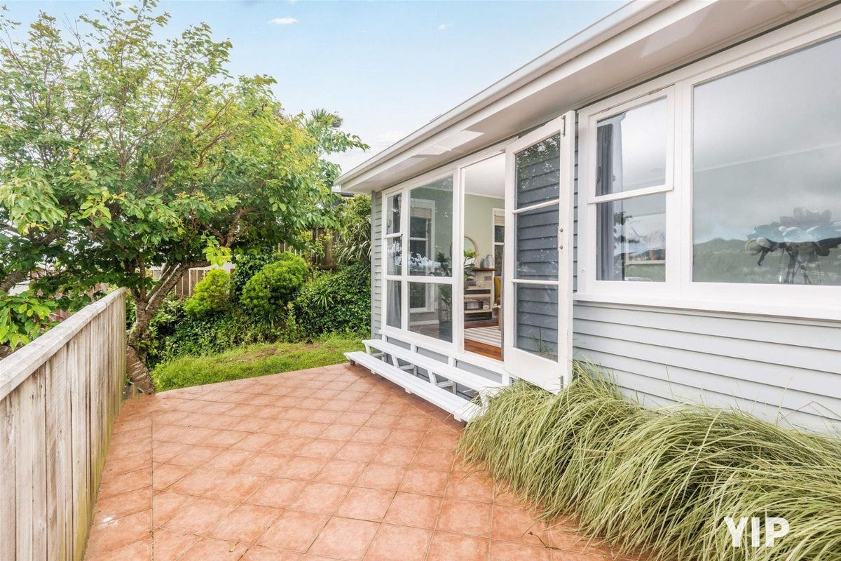 41 Chesterton Street, Johnsonville, Wellington - Carousel 16