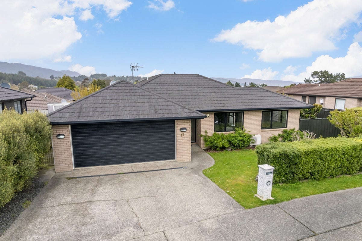 48 Sunstone Crescent, Brown Owl, Upper Hutt - Carousel 1