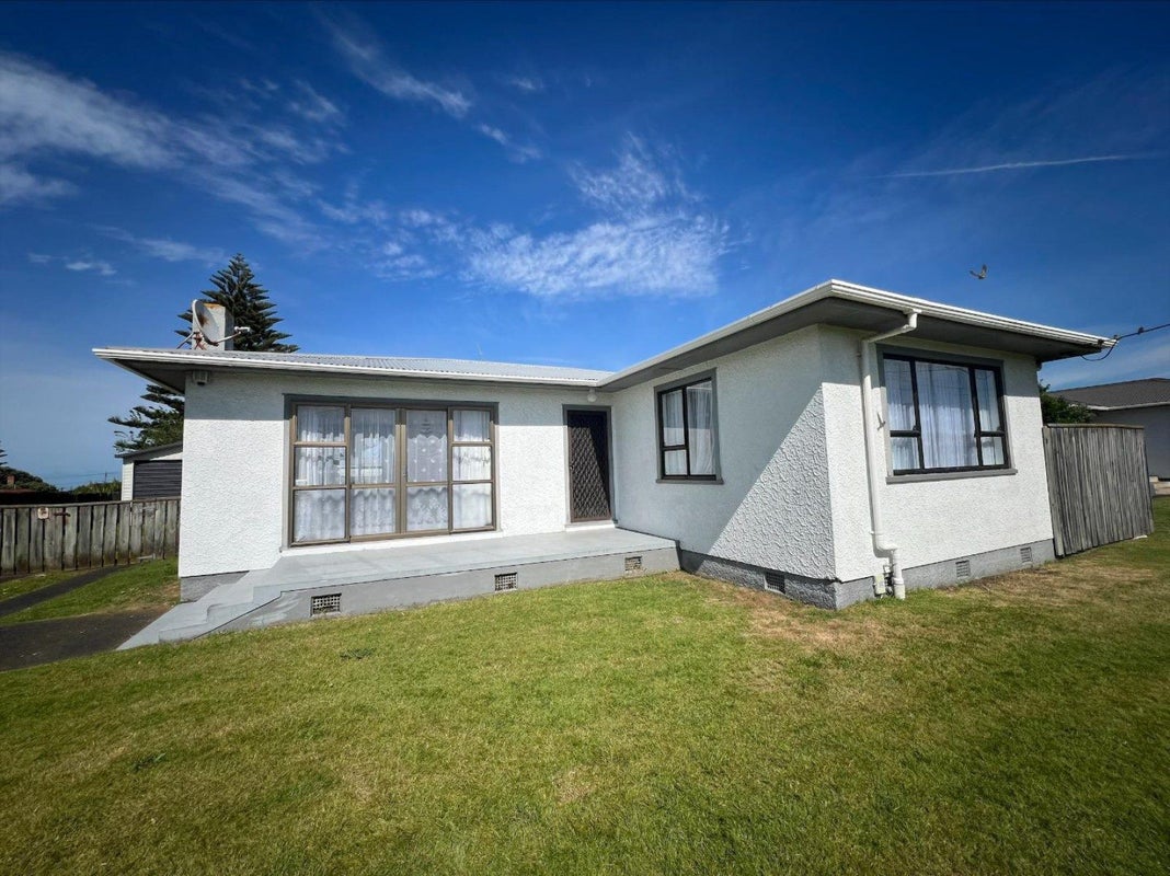 15 Cornfoot Street, Castlecliff, Whanganui - Carousel 1