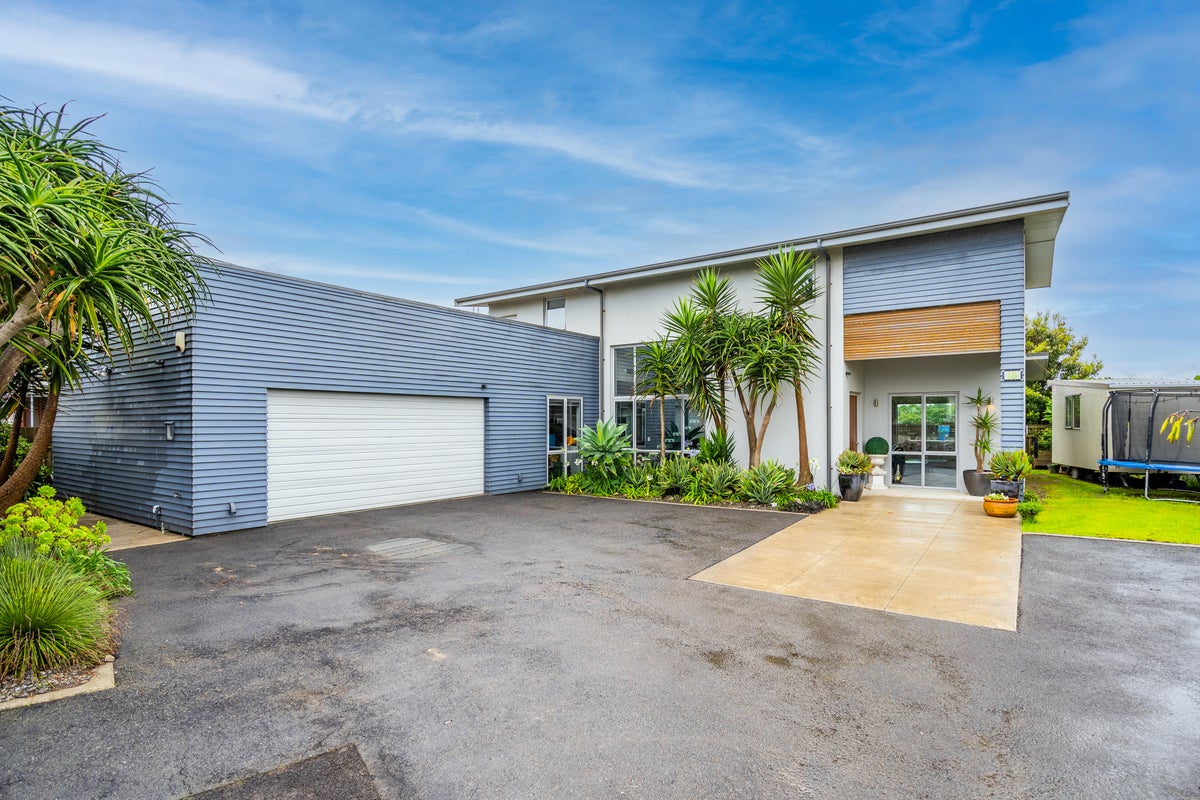 18 Olliver Grove, Waikanae Beach, Waikanae - Carousel 1