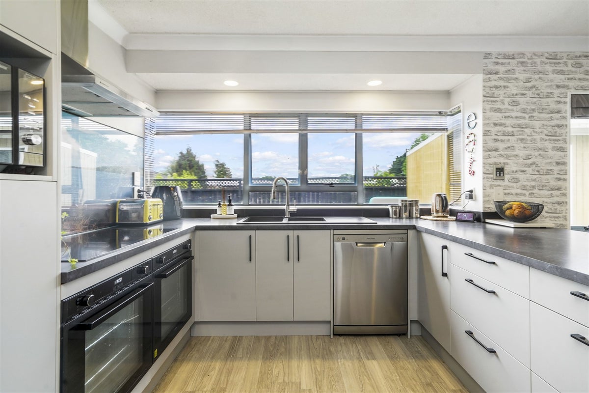 1 Caesar Roose Drive, Glenview, Hamilton - Carousel 2
