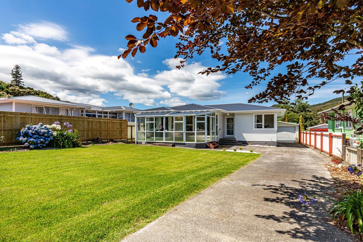 10 Mimihau Grove, Wainuiomata, Lower Hutt - Carousel 1