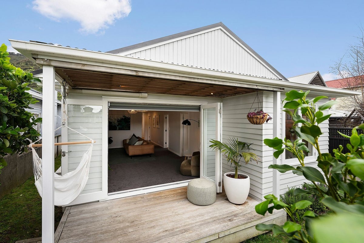 39 Tuatoru Street, Eastbourne, Lower Hutt - Carousel 2